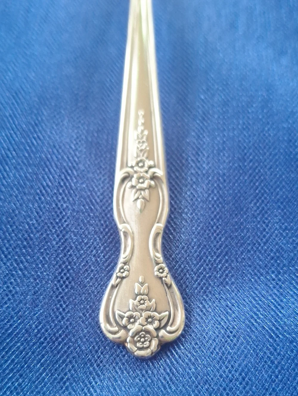 WM Rogers Silver-plated Pierced Cake Server - Classic Floral Handle
